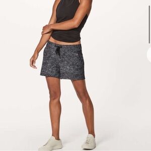 Lululemon On The Fly Shorts 2,5’ Mini White Noise Black Size 6